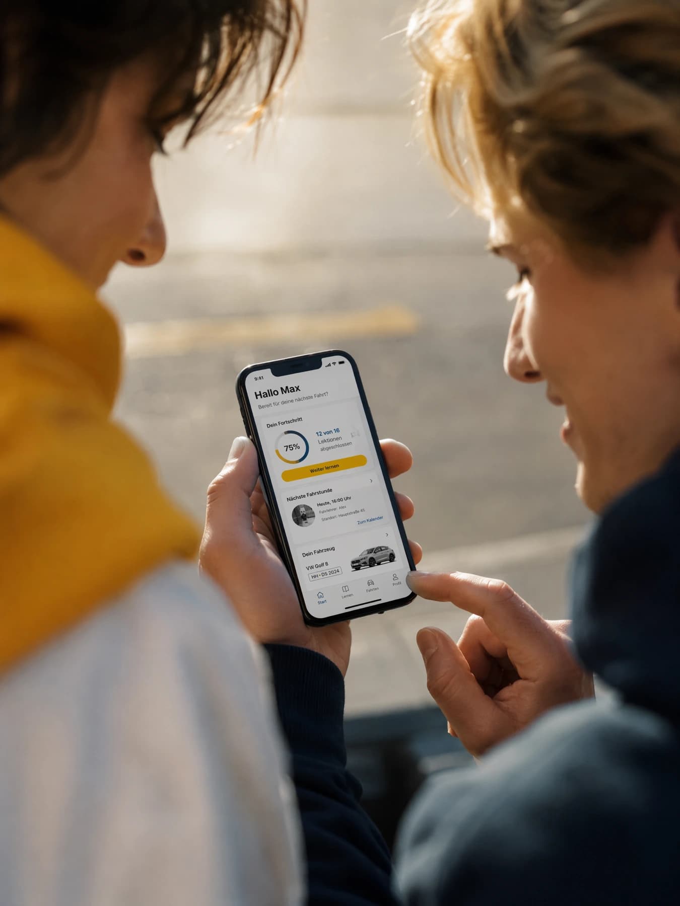 Fahrschüler:innen lernen gemeinsam mit dem Smartphone