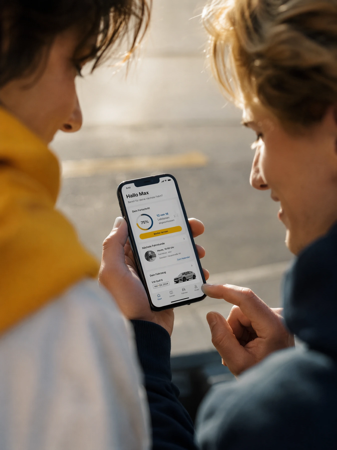 Fahrschüler nutzt die Fahrschul-App auf dem Smartphone